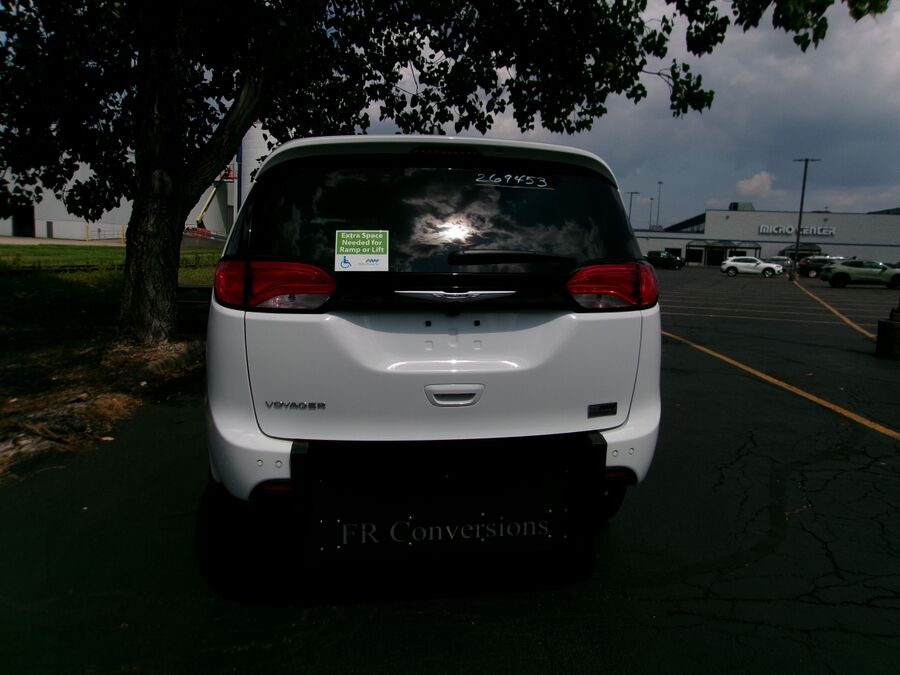 2026 Chrysler Voyager LX - Photo 5