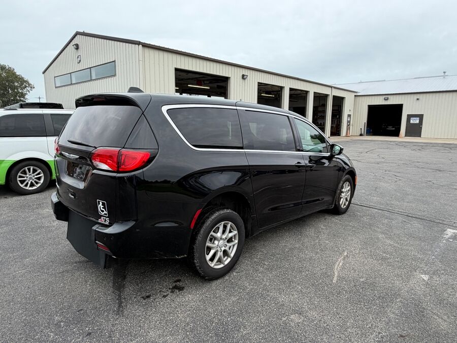 2026 Chrysler Voyager LX - Photo 10