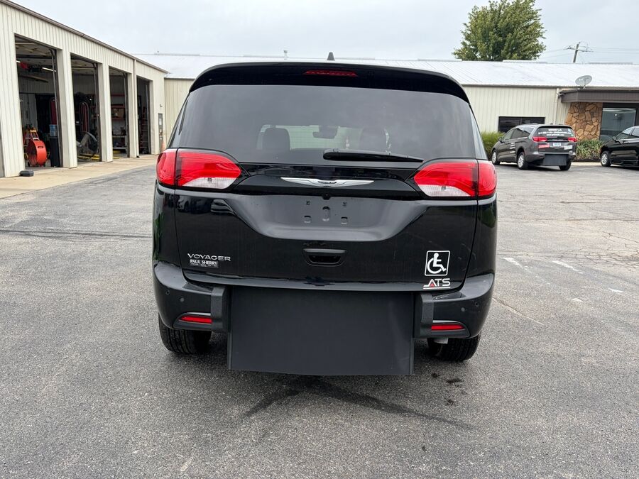 2026 Chrysler Voyager LX - Photo 7