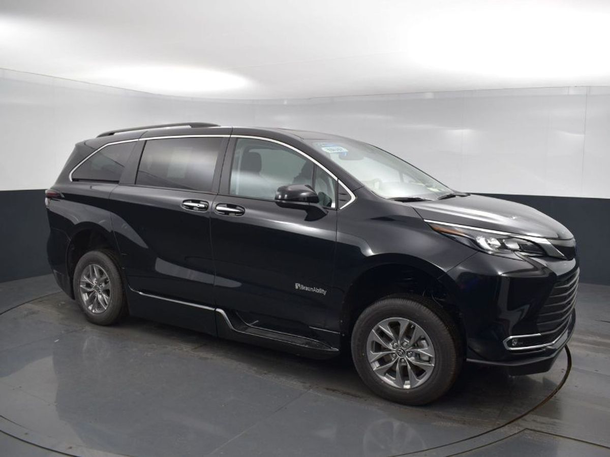 2024 Toyota Sienna XLE - Photo 9