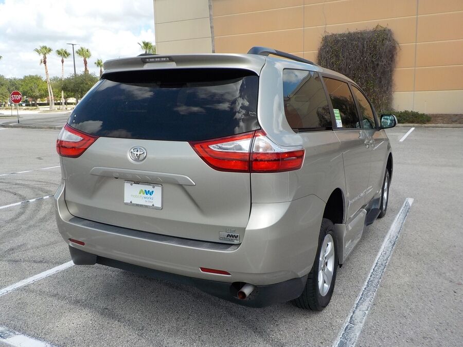 2017 Toyota Sienna LE - Photo 8