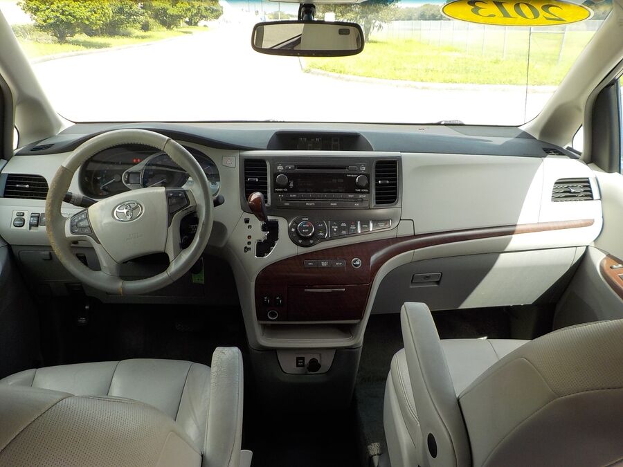 2013 Toyota Sienna XLE - Photo 9
