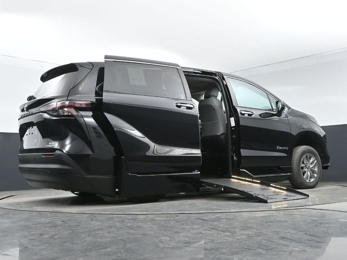 2024 Toyota Sienna XLE - Photo 13