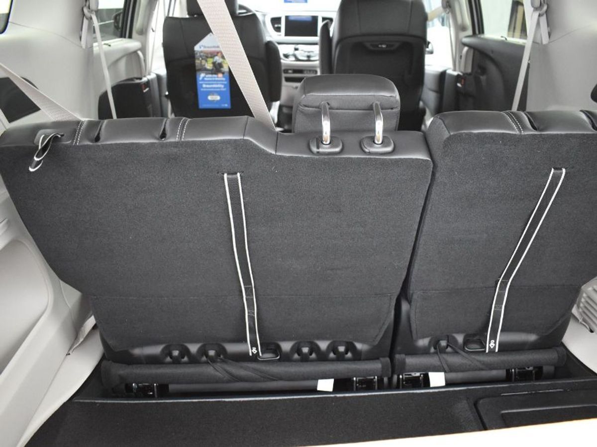 2024 Chrysler Pacifica Touring L - Photo 6