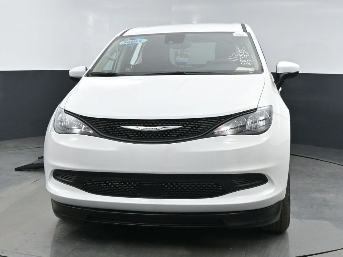 2023 Chrysler Voyager LX - Photo 2