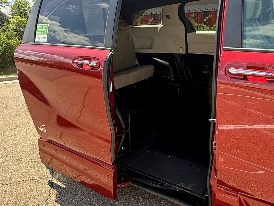 2021 Toyota Sienna XLE - Photo 10
