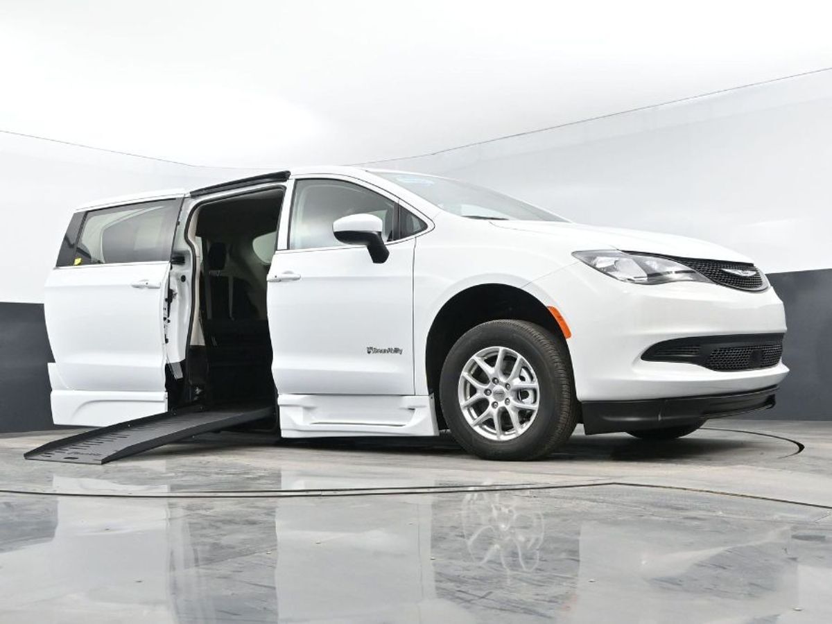 2023 Chrysler Voyager LX - Photo 17