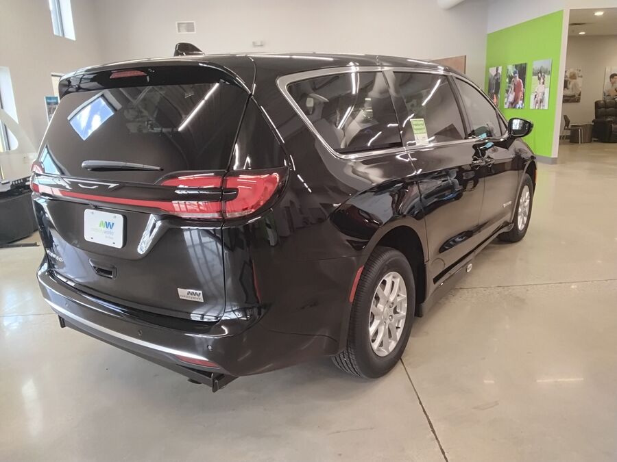 2027 Chrysler Pacifica Select - Photo 2