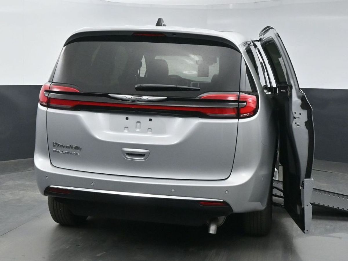 2024 Chrysler Pacifica Touring L - Photo 22