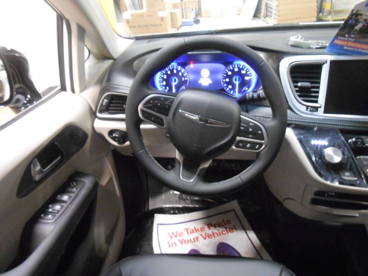 2024 Chrysler Pacifica Touring L - Photo 16