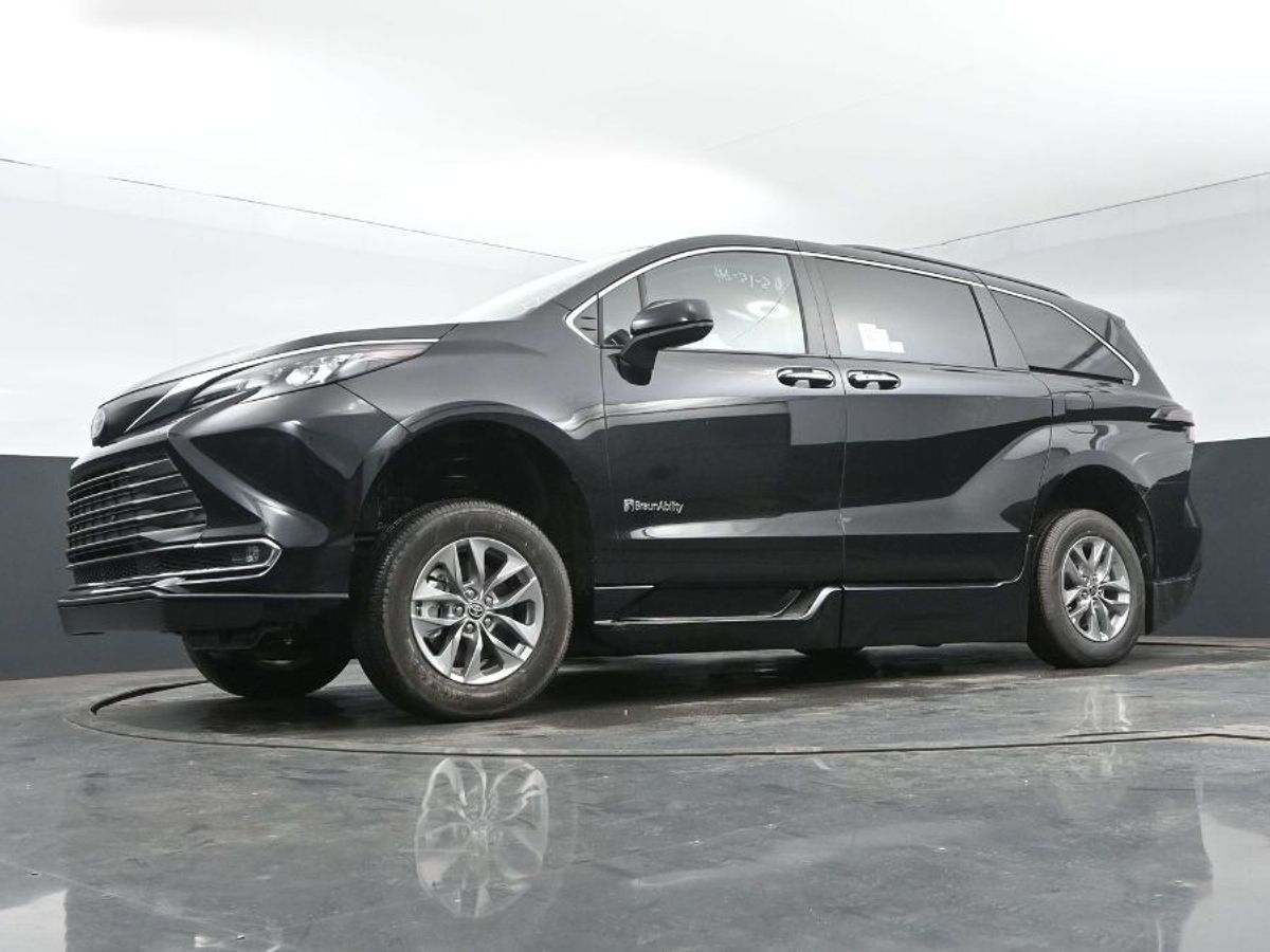 2024 Toyota Sienna XLE - Photo 12
