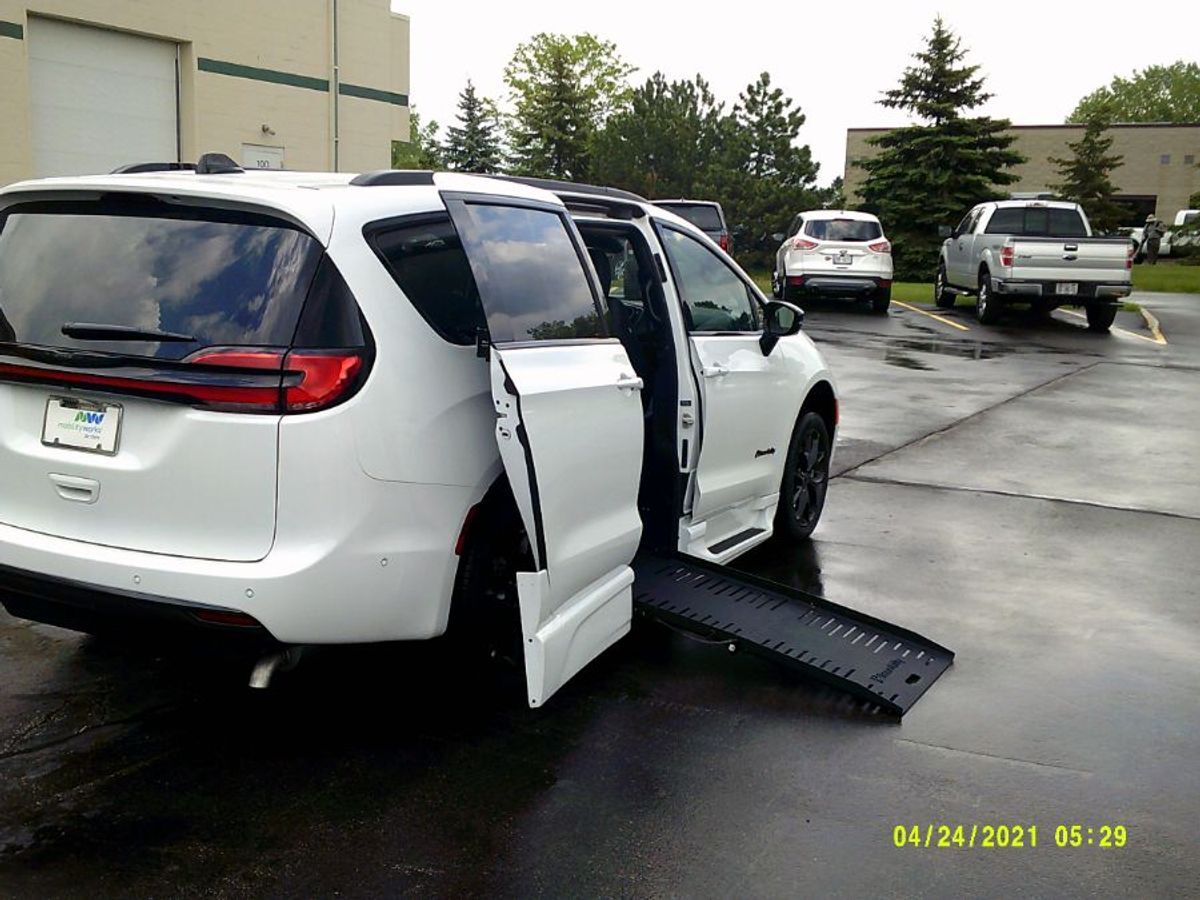 2024 Chrysler Pacifica Touring L - Photo 7