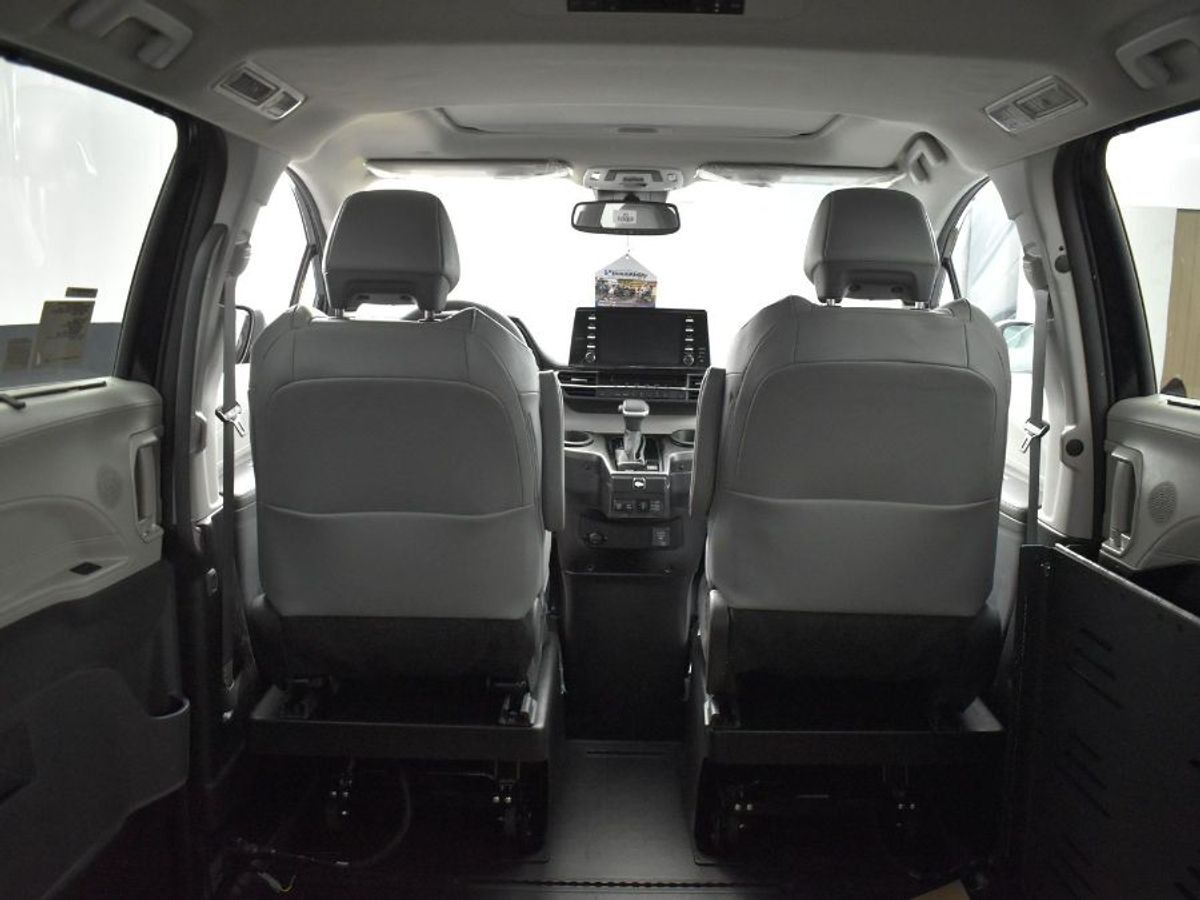 2024 Toyota Sienna XLE - Photo 8