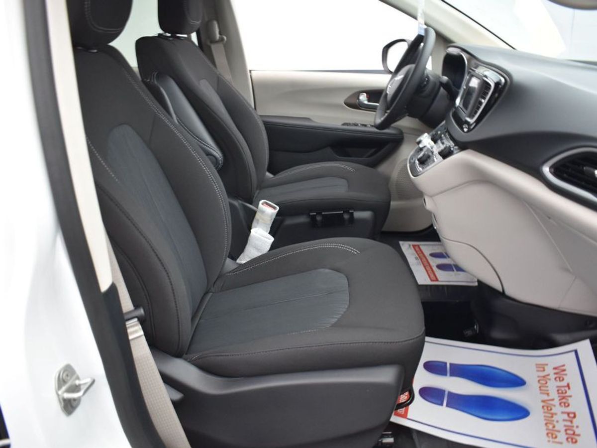 2023 Chrysler Voyager LX - Photo 9