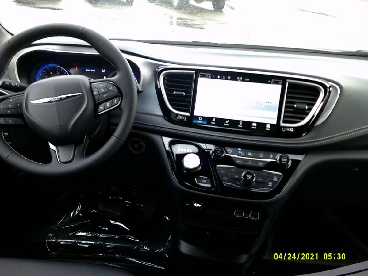 2024 Chrysler Pacifica Touring L - Photo 11