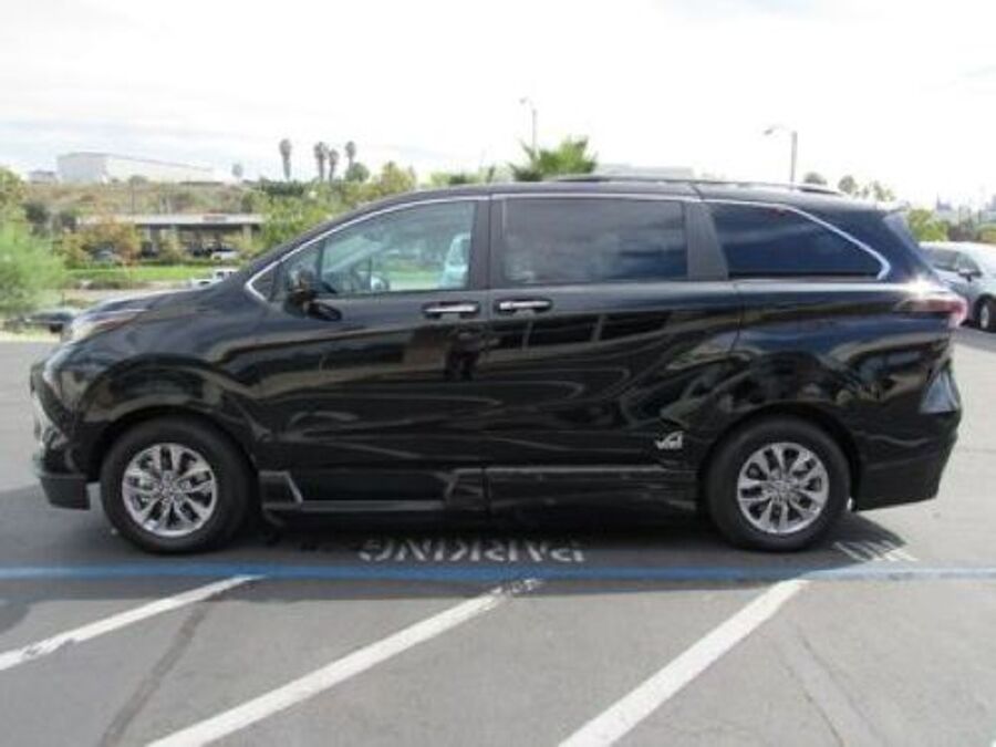 2023 Toyota Sienna XLE - Photo 5