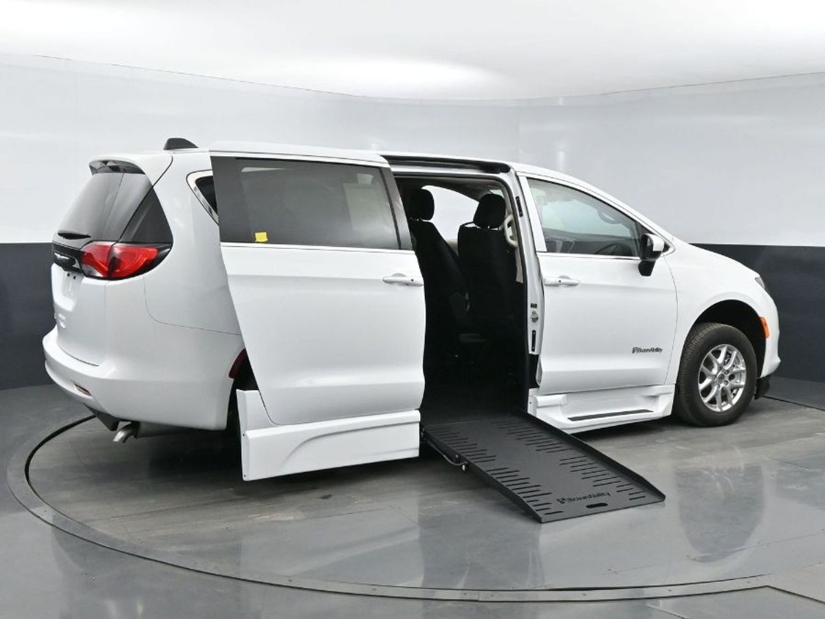 2023 Chrysler Voyager LX - Photo 7