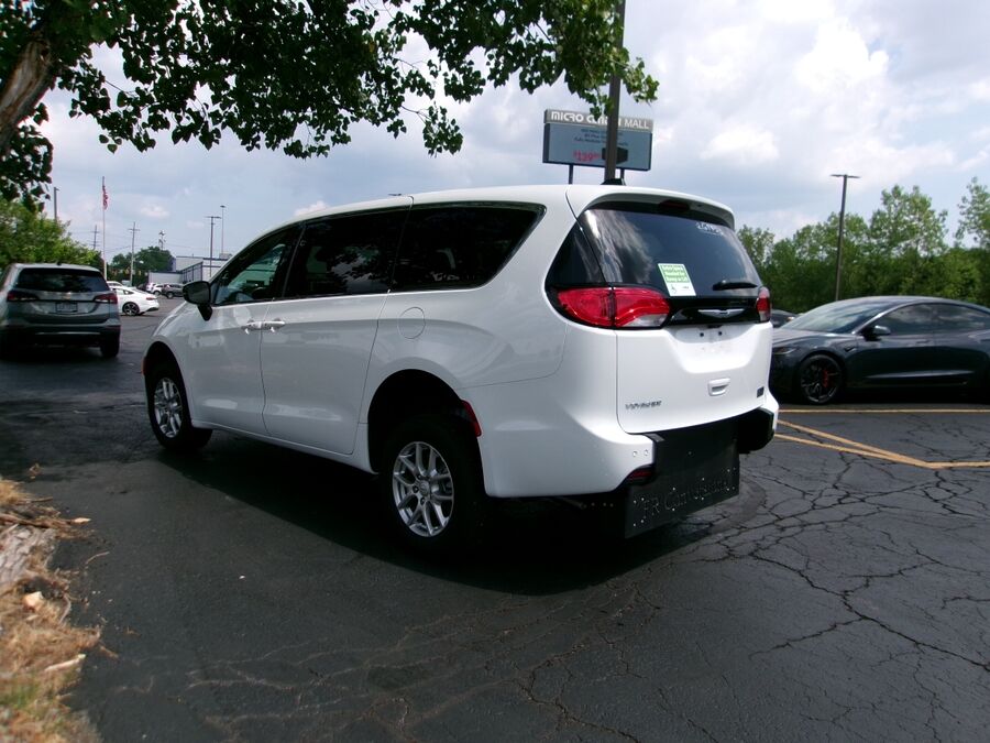 2026 Chrysler Voyager LX - Photo 4