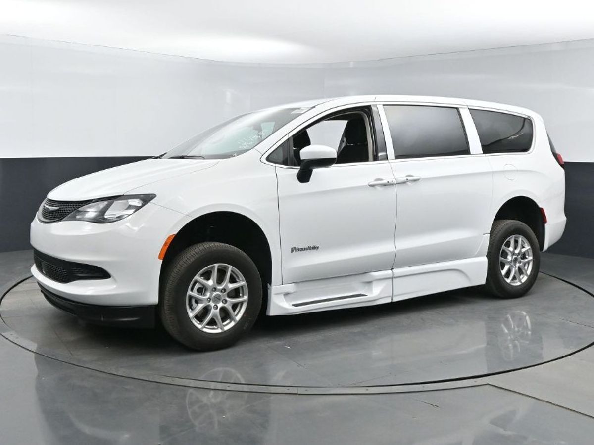 2023 Chrysler Voyager LX - Photo 3