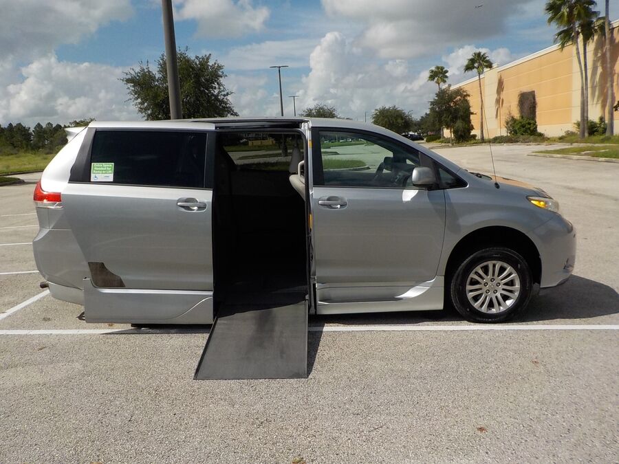 2013 Toyota Sienna XLE - Photo 8
