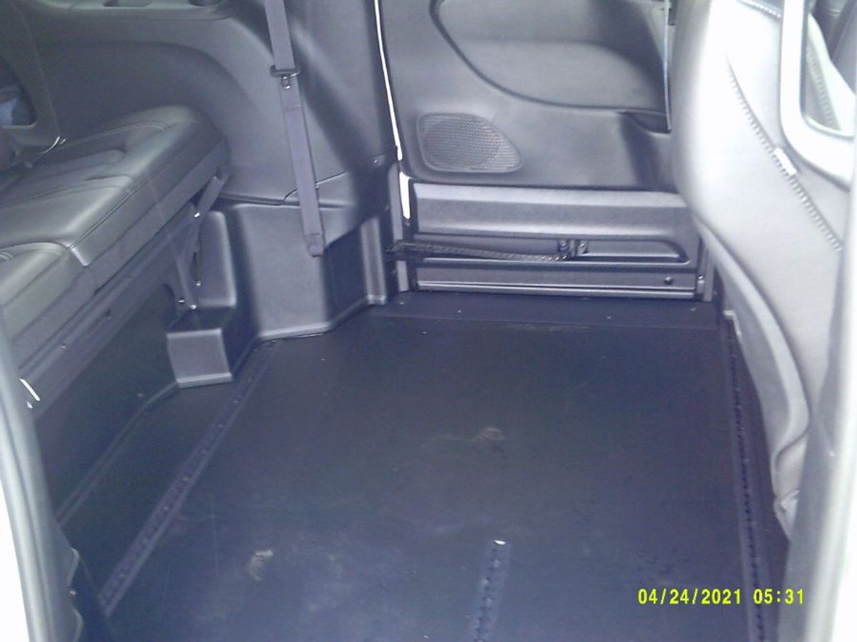 2024 Chrysler Pacifica Touring L - Photo 19