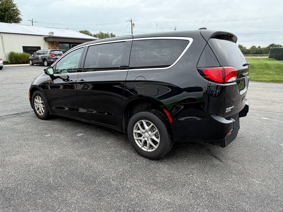 2026 Chrysler Voyager LX - Photo 6