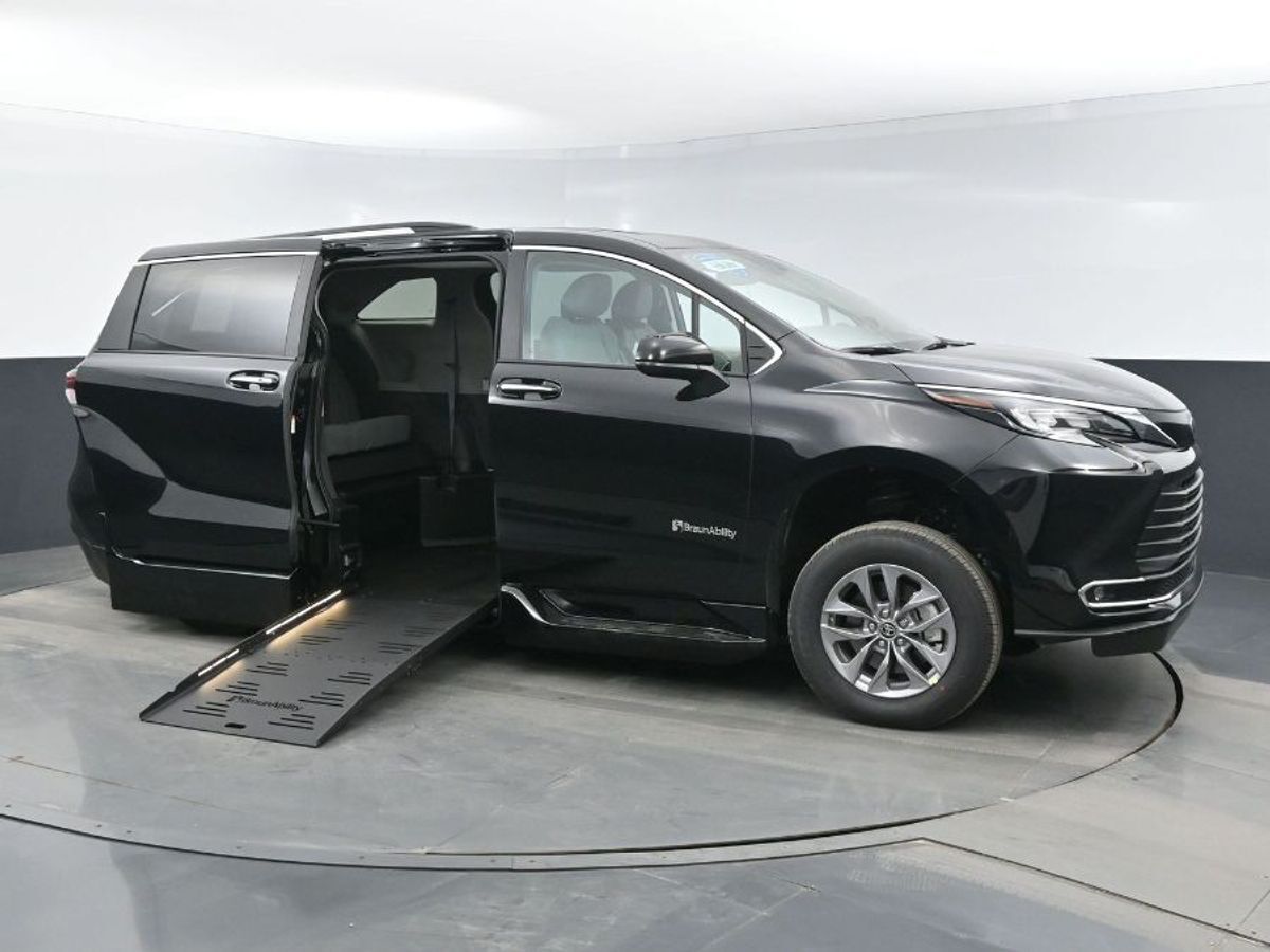 2024 Toyota Sienna XLE - Photo 18