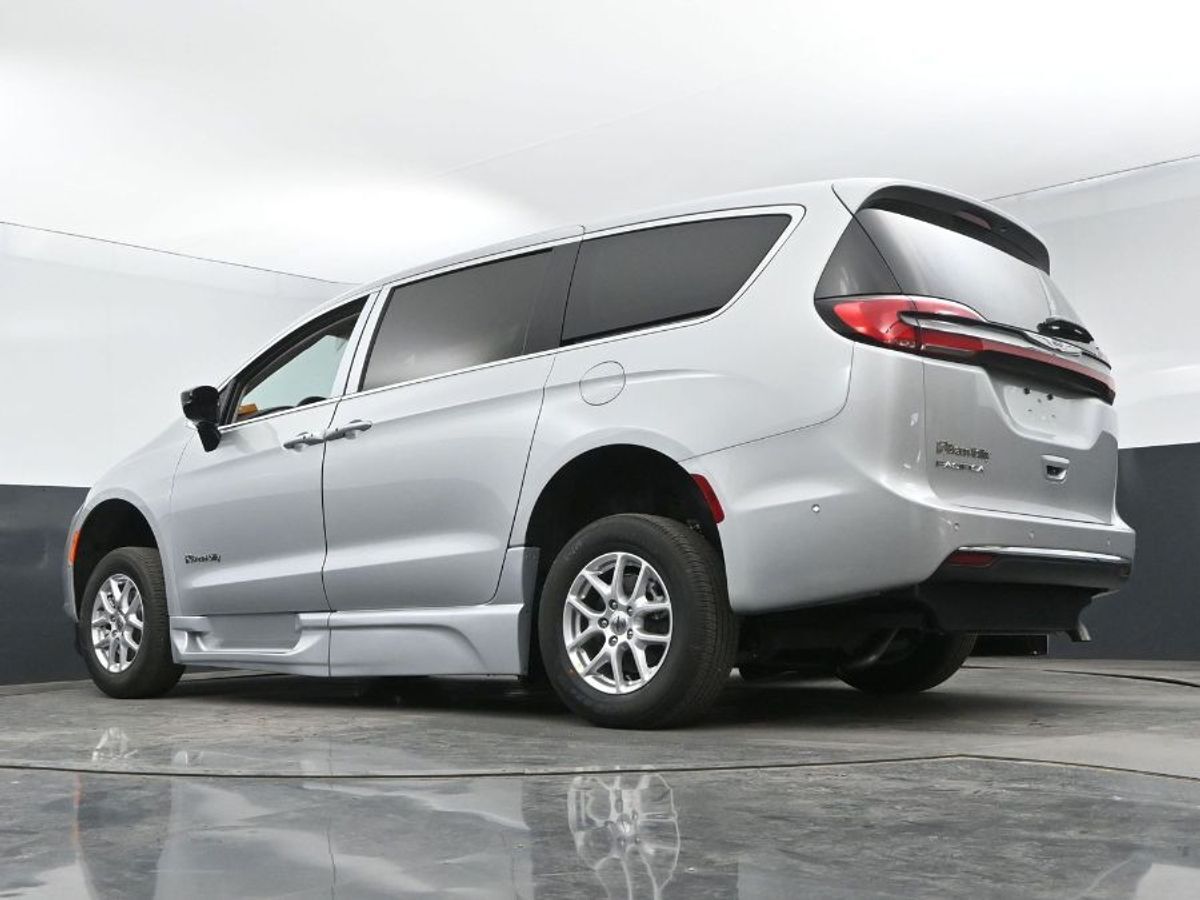 2024 Chrysler Pacifica Touring L - Photo 11