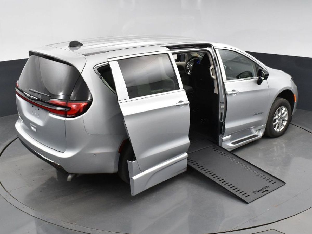 2024 Chrysler Pacifica Touring L - Photo 16