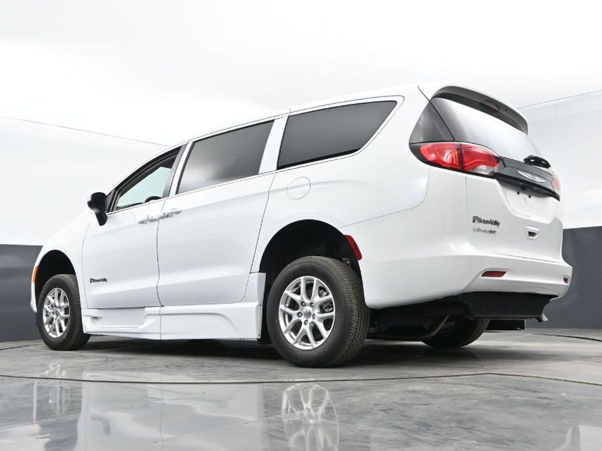 2023 Chrysler Voyager LX - Photo 19