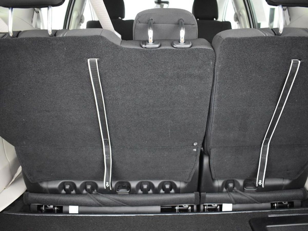 2023 Chrysler Voyager LX - Photo 14