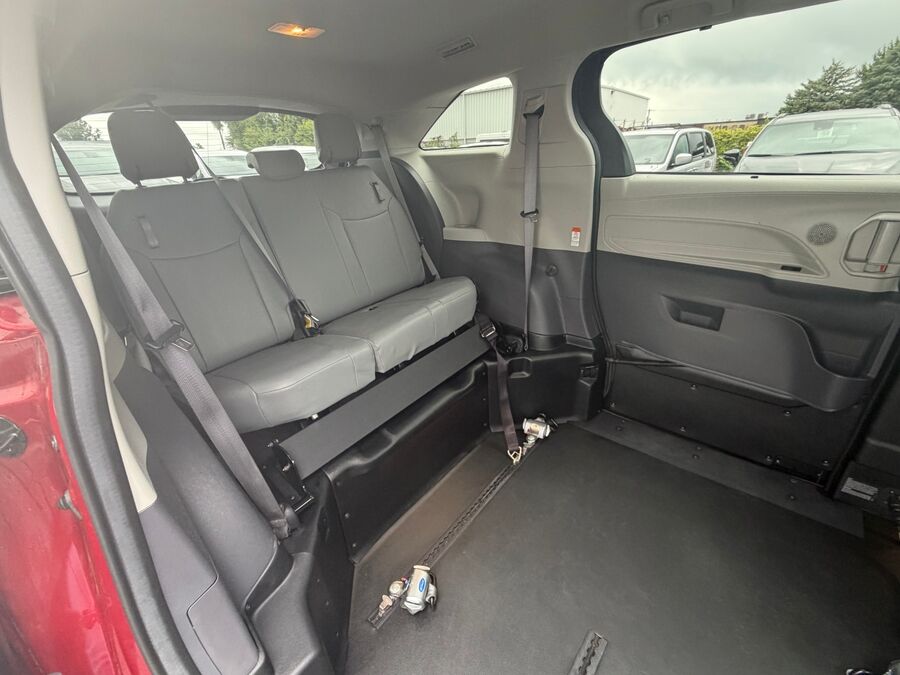 2024 Toyota Sienna XLE - Photo 16