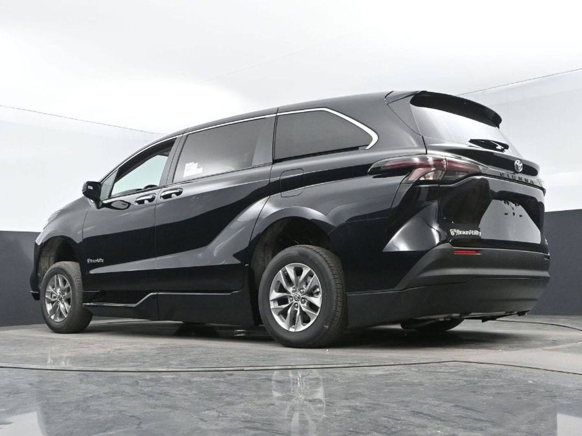 2024 Toyota Sienna XLE - Photo 12