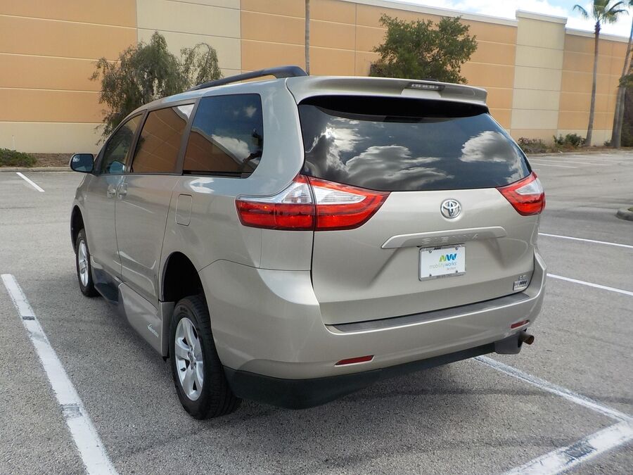 2017 Toyota Sienna LE - Photo 6