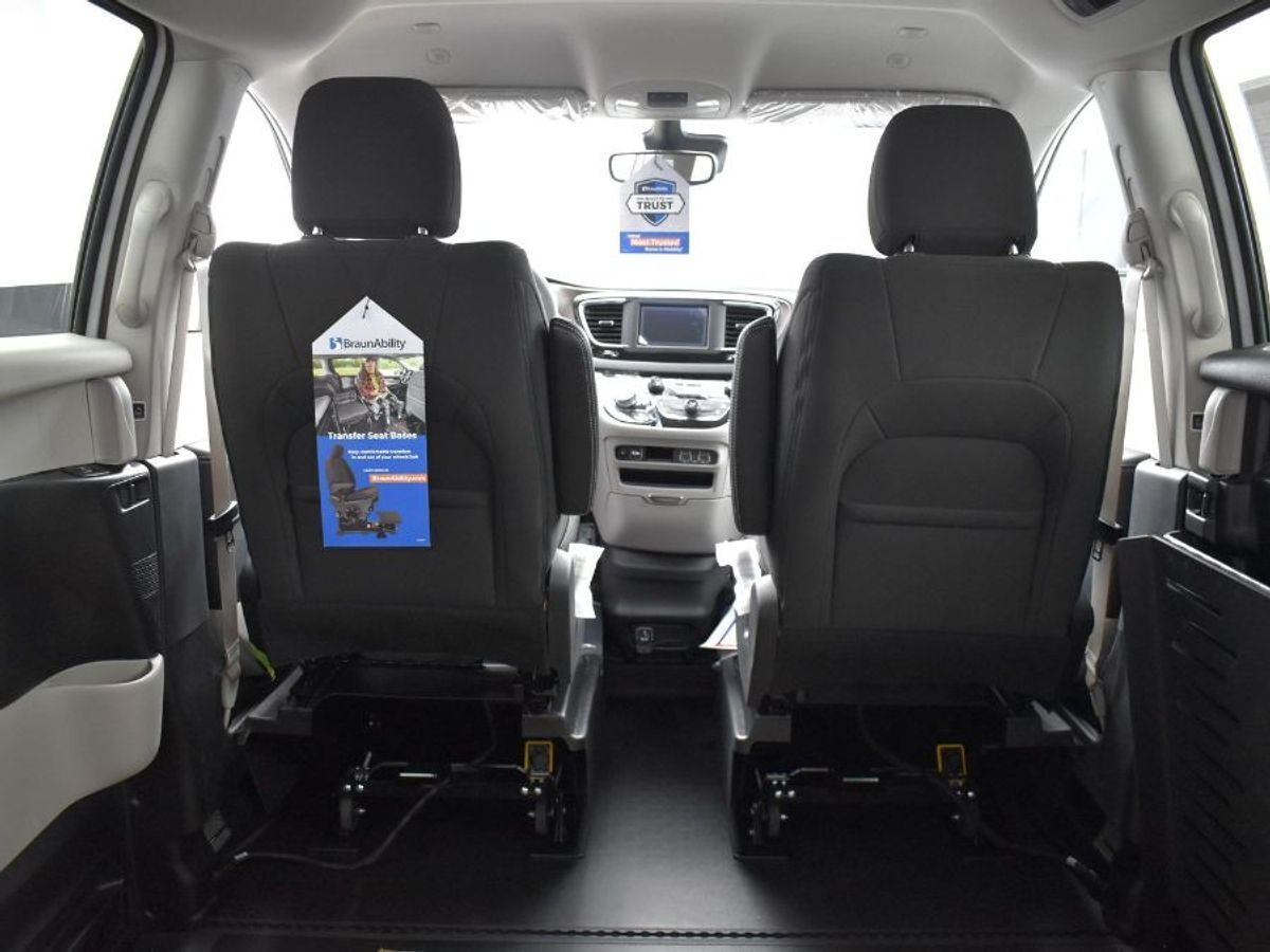 2023 Chrysler Voyager LX - Photo 15