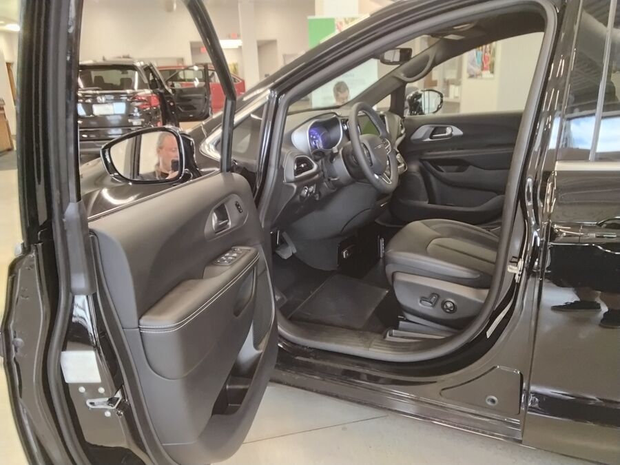 2027 Chrysler Pacifica Select - Photo 6