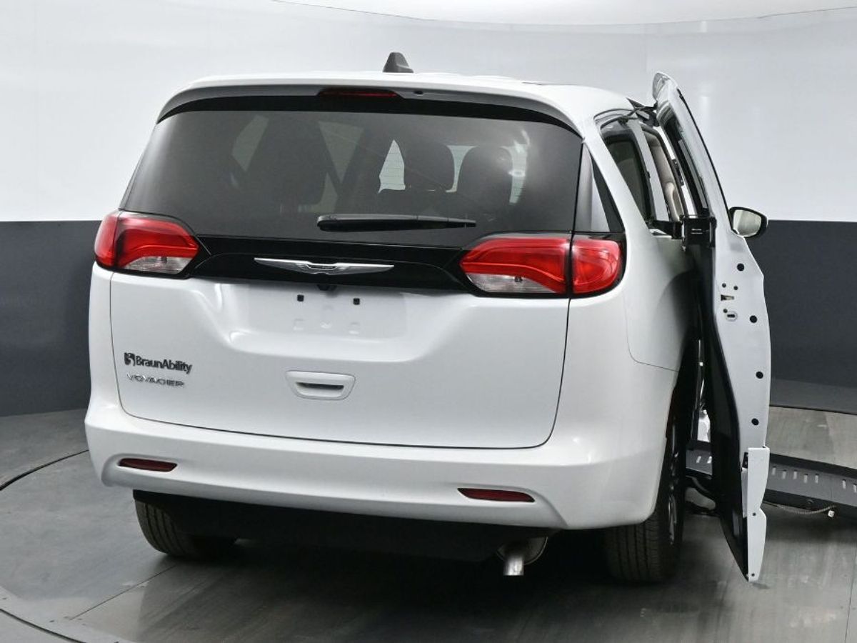 2023 Chrysler Voyager LX - Photo 6