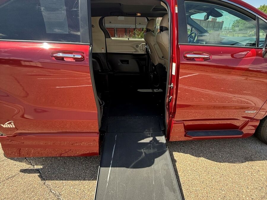 2021 Toyota Sienna XLE - Photo 12