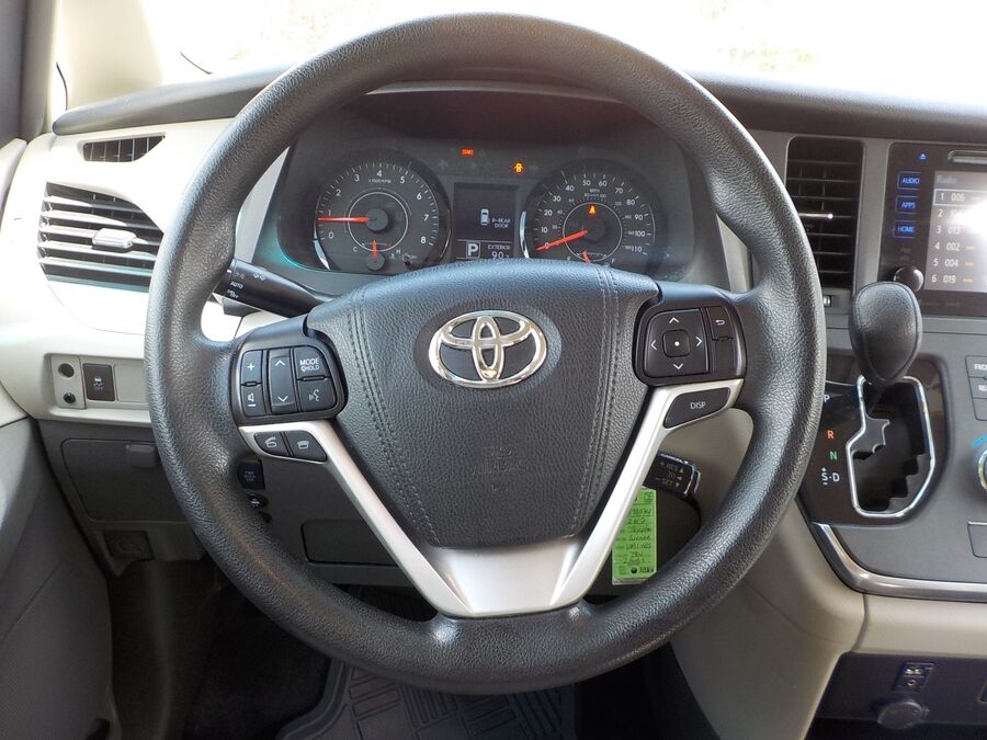2017 Toyota Sienna LE - Photo 10
