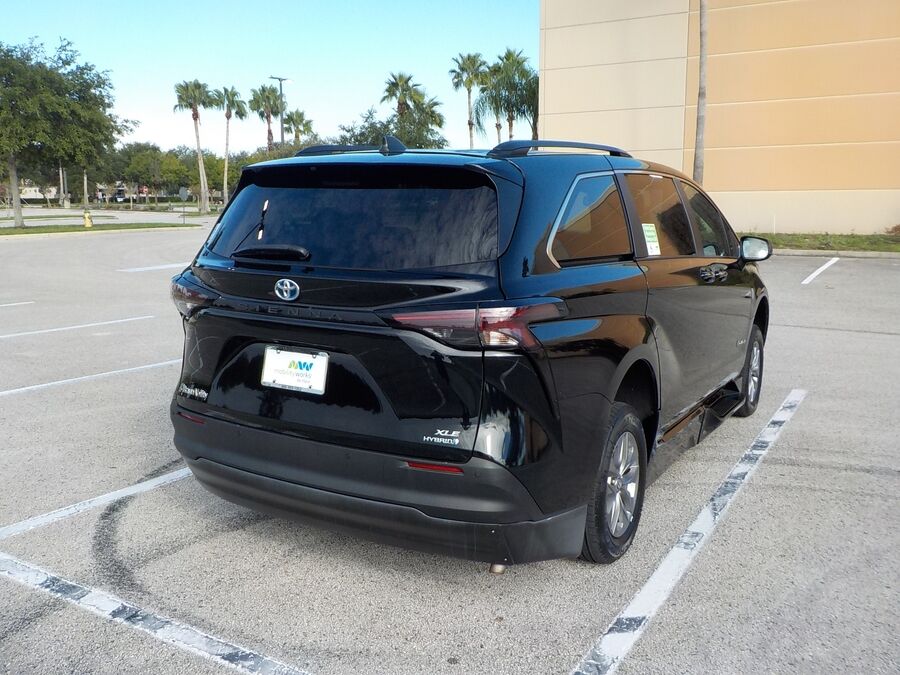 2024 Toyota Sienna XLE - Photo 31