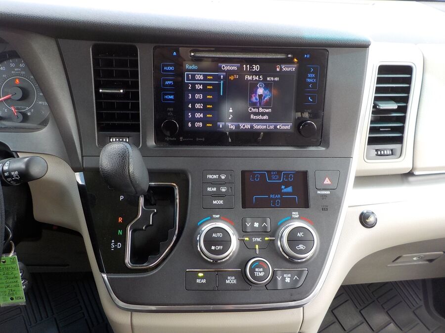 2017 Toyota Sienna LE - Photo 12