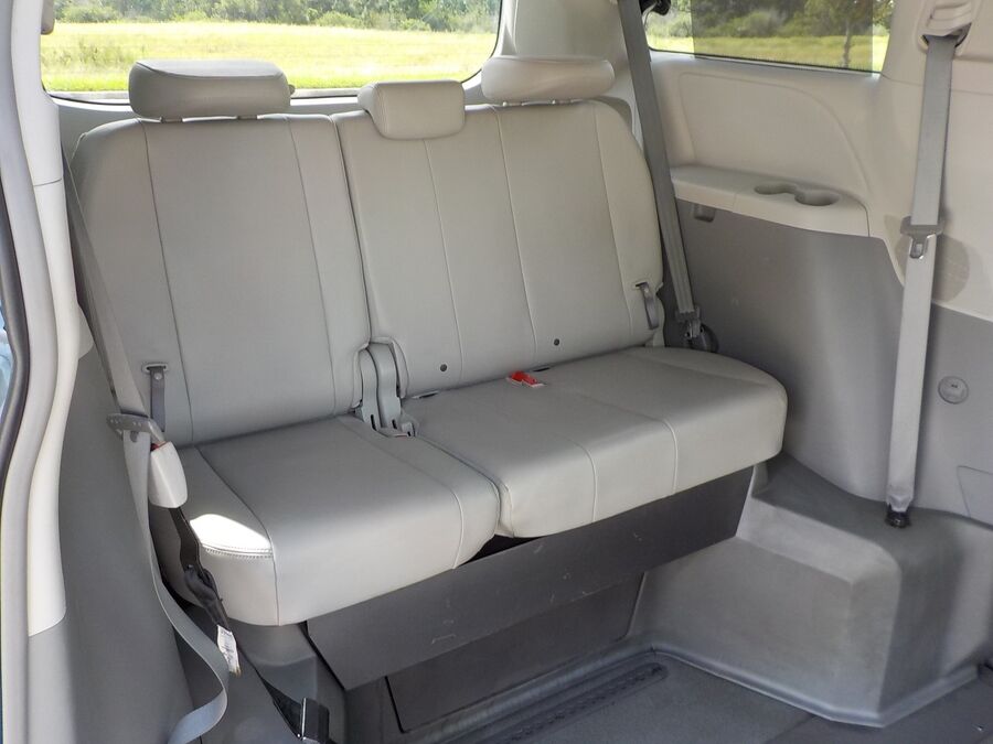 2013 Toyota Sienna XLE - Photo 18