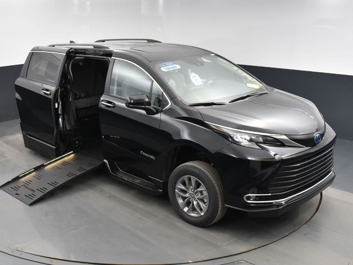 2024 Toyota Sienna XLE - Photo 14