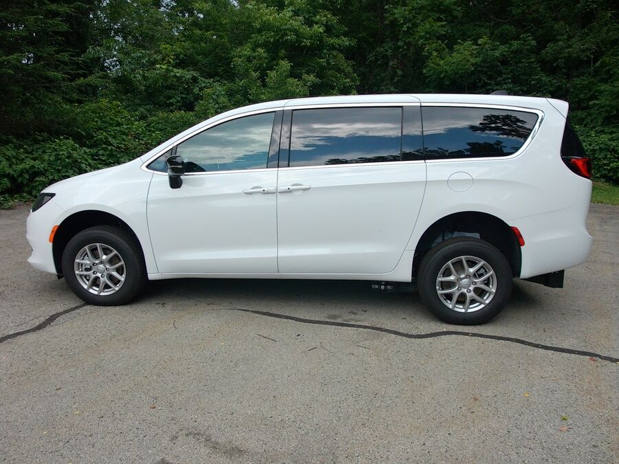 2026 Chrysler Voyager LX - Photo 8