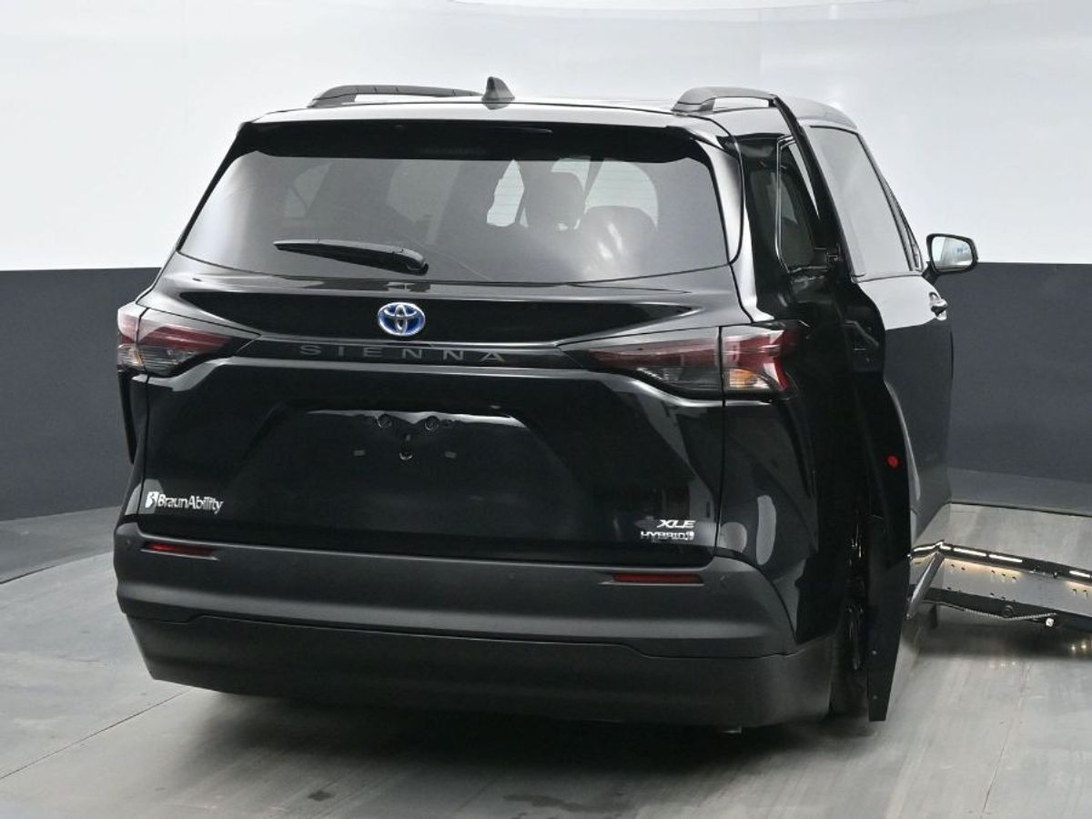 2024 Toyota Sienna XLE - Photo 23