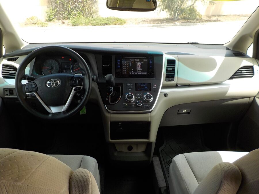 2017 Toyota Sienna LE - Photo 9