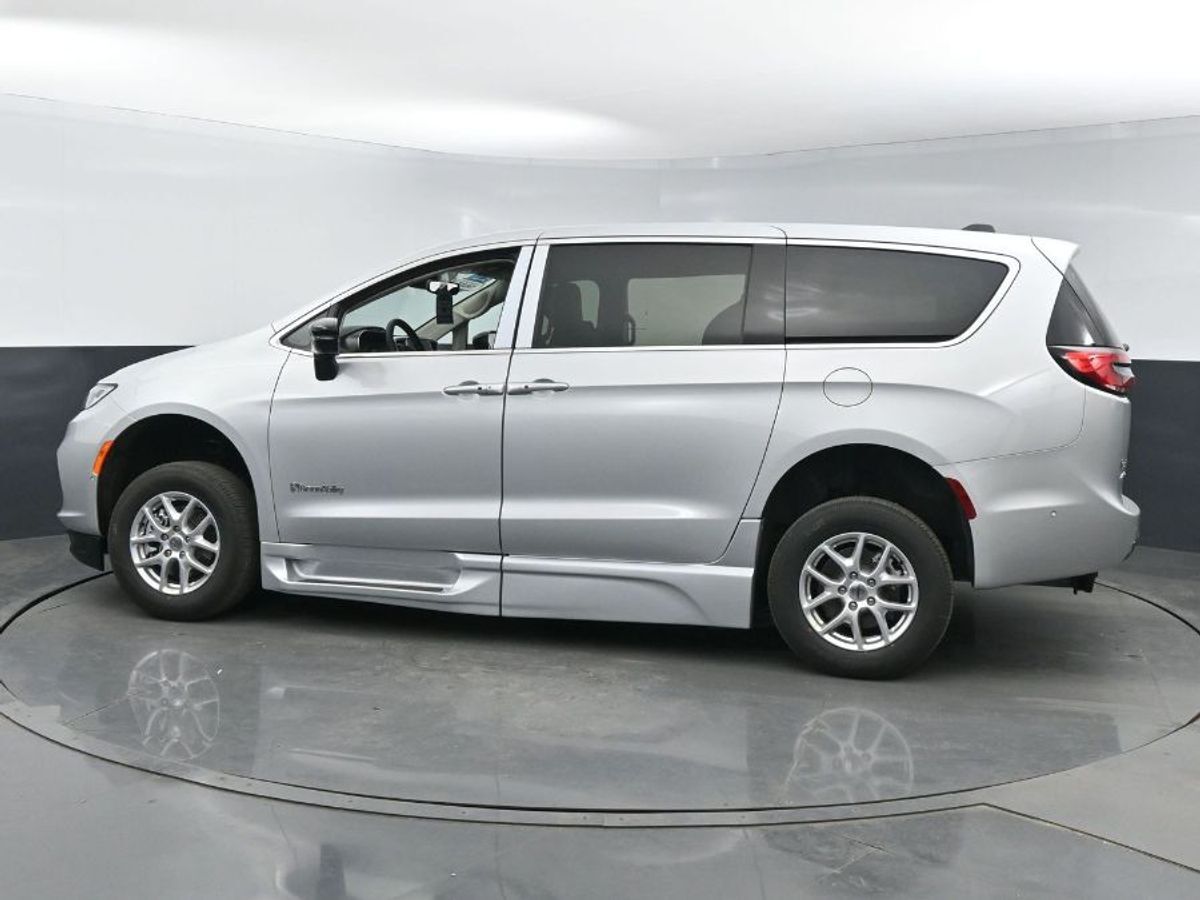 2024 Chrysler Pacifica Touring L - Photo 20