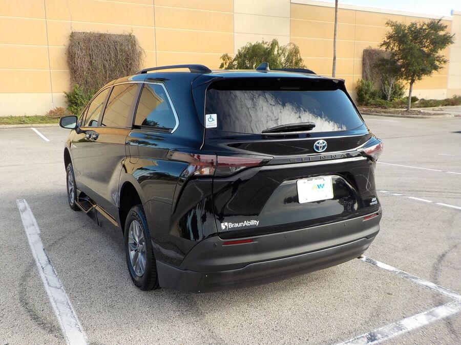 2024 Toyota Sienna XLE - Photo 29