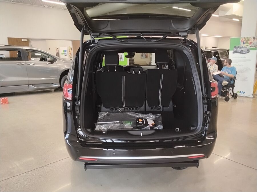 2027 Chrysler Pacifica Select - Photo 16