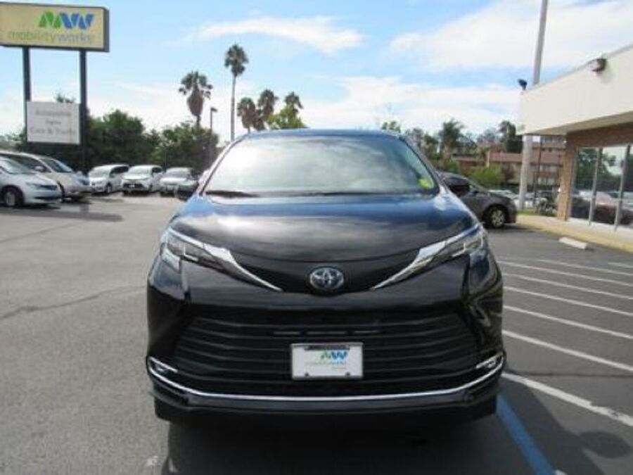 2023 Toyota Sienna XLE - Photo 9